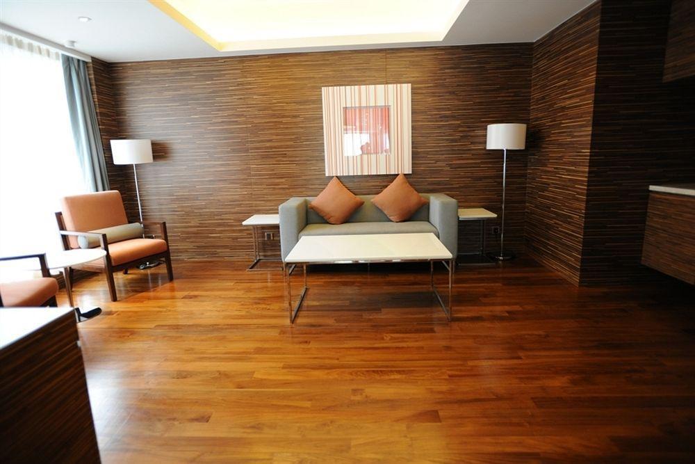 Nina Hotel Tsuen Wan West Хонконг Екстериор снимка A living room in a suite at the Mandarin Oriental, Hong Kong