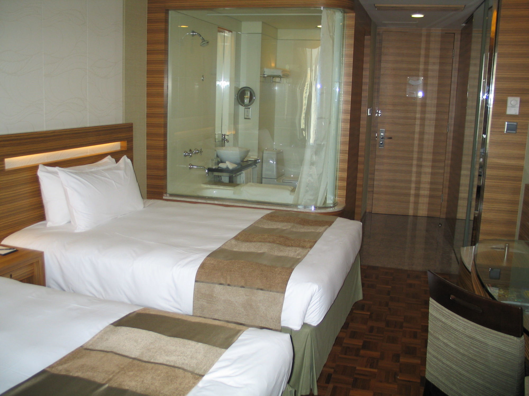 Nina Hotel Tsuen Wan West Хонконг Екстериор снимка A room on the Queen Mary 2