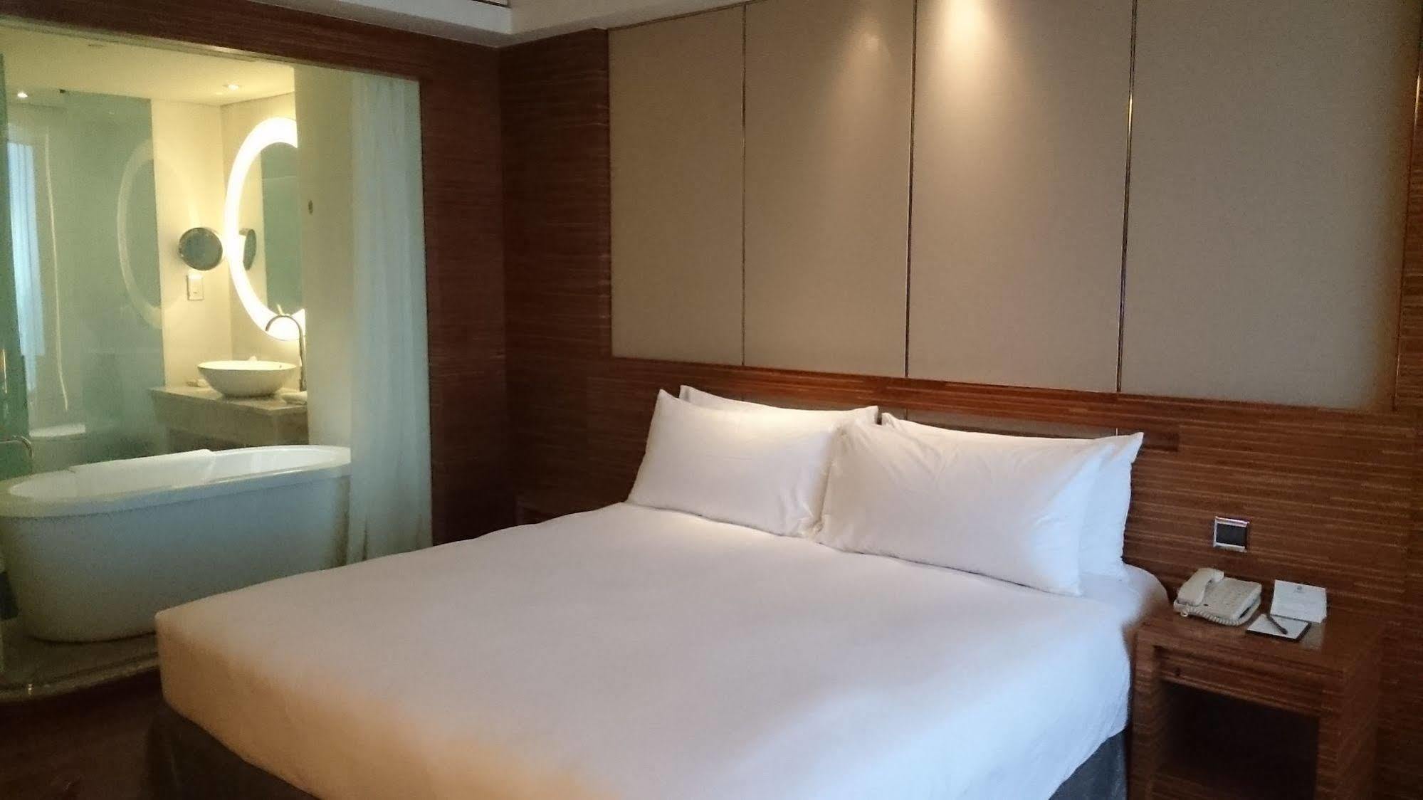 Nina Hotel Tsuen Wan West Хонконг Екстериор снимка A room at the hotel